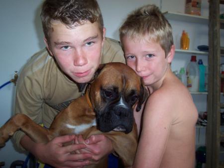 mon grand frere et mon chien boomer